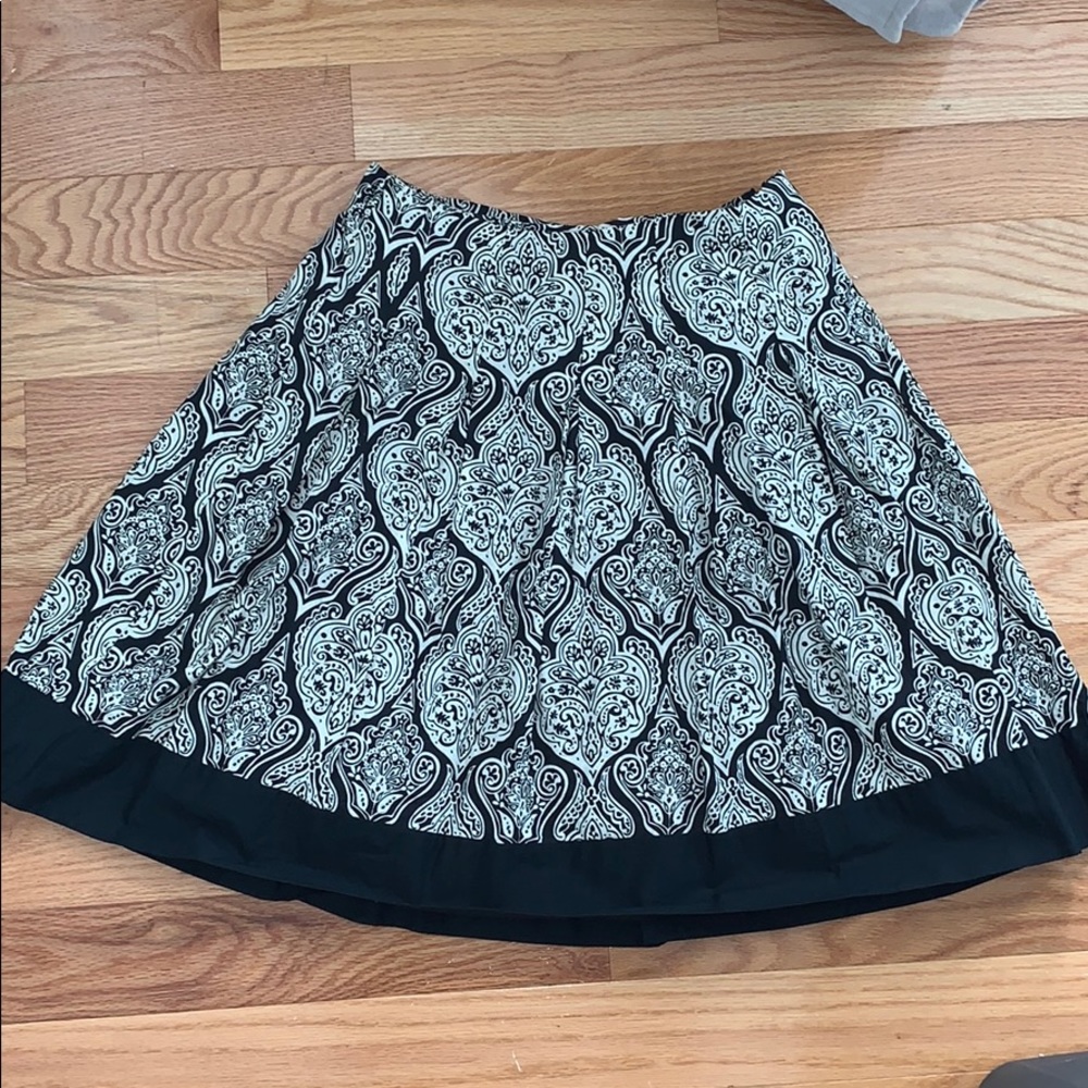 NWT pleated Black and ivory Paisley skirt size 4P